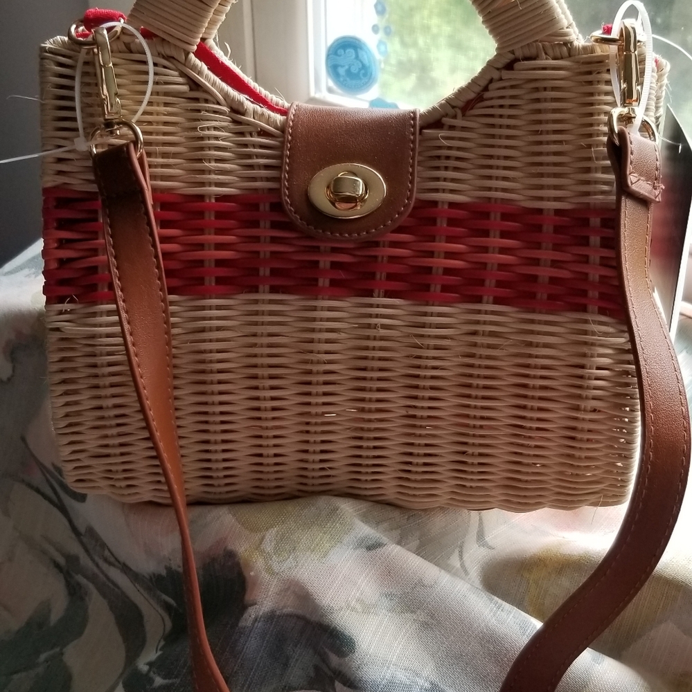 Wicker cut out handle crossbody bag.